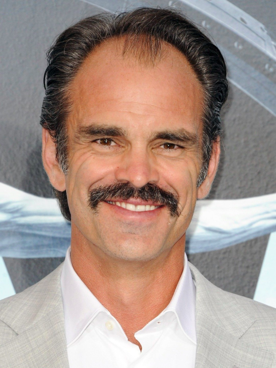 How tall is Steven Ogg?